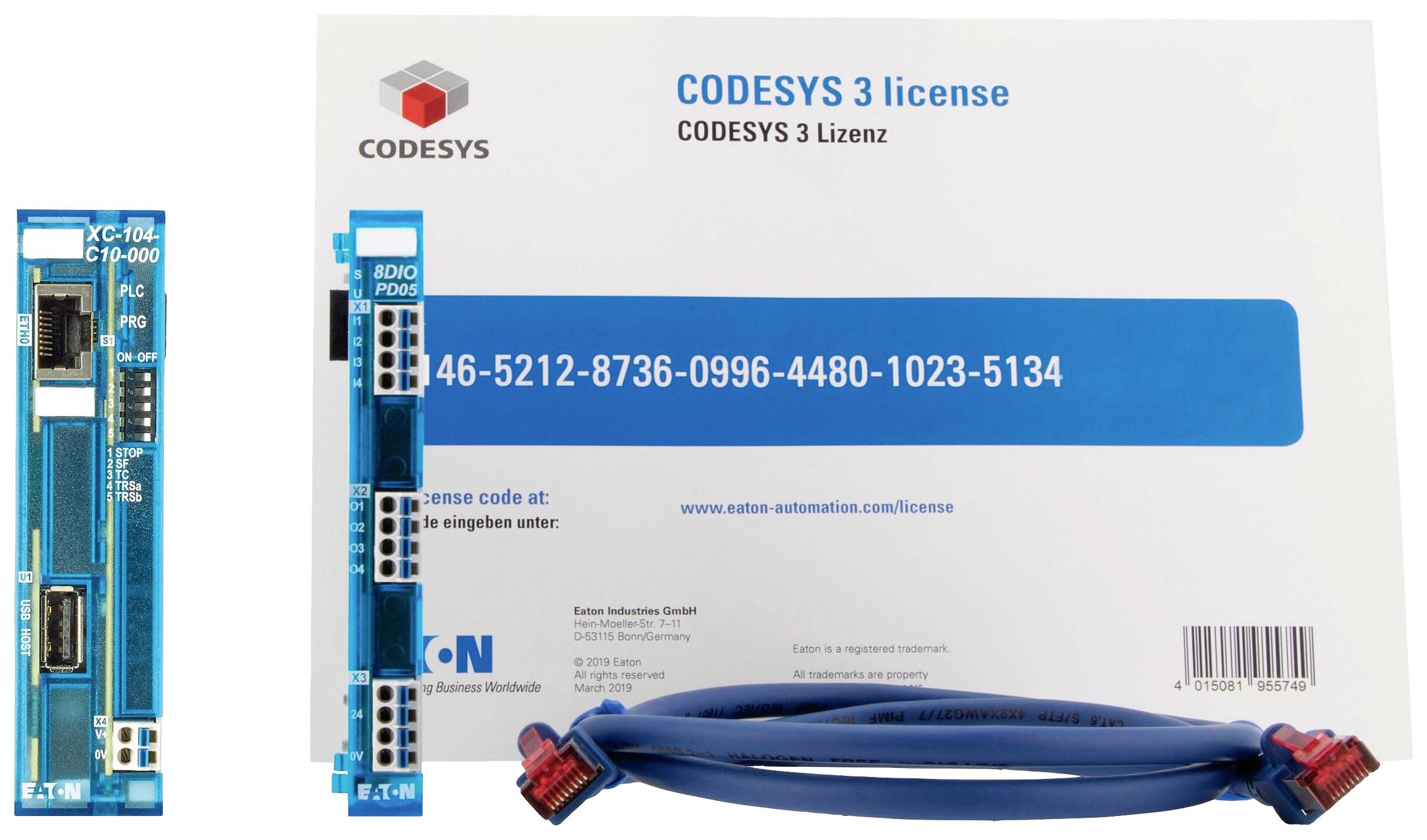 Licenční karta CODESYS 3 s jedinečným sériovým číslem. Vedle karty jsou vidět dvě modré elektronické komponenty a kabel.