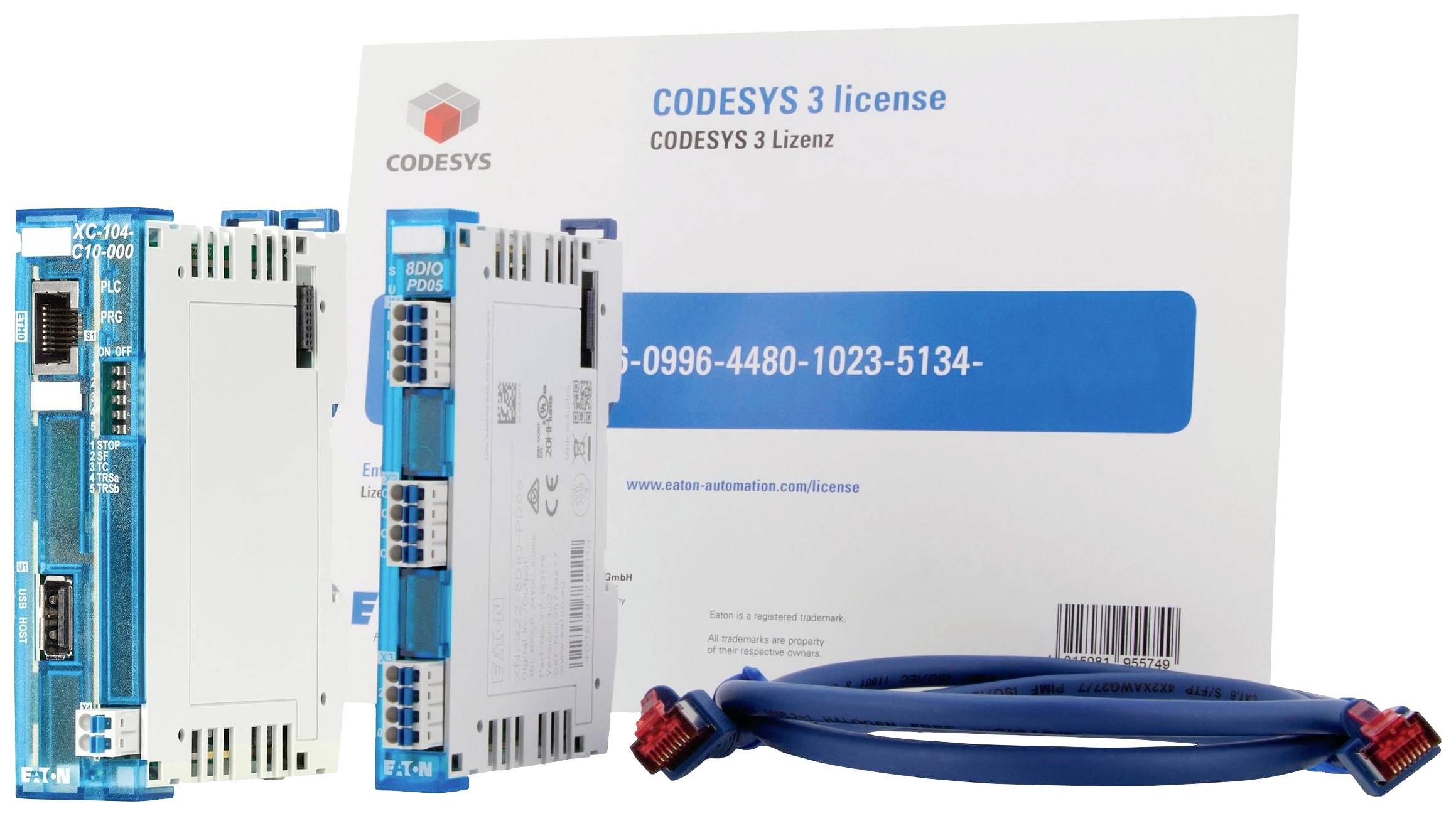 Tři modré řídicí jednotky, kabely a certifikát licence 'CODESYS 3' na bílém pozadí.