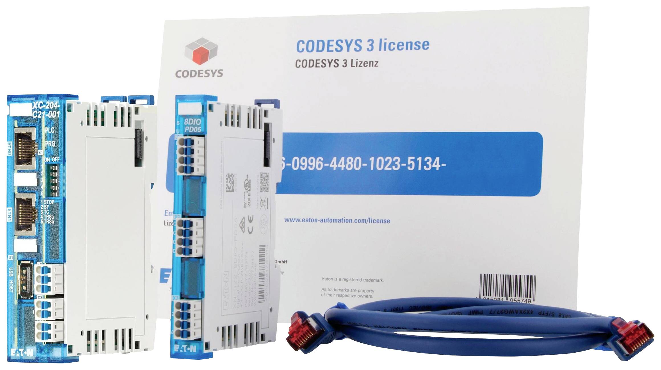 Průmyslová elektronická zařízení s modrými kryty a kabelem před certifikátem licence CODESYS 3.