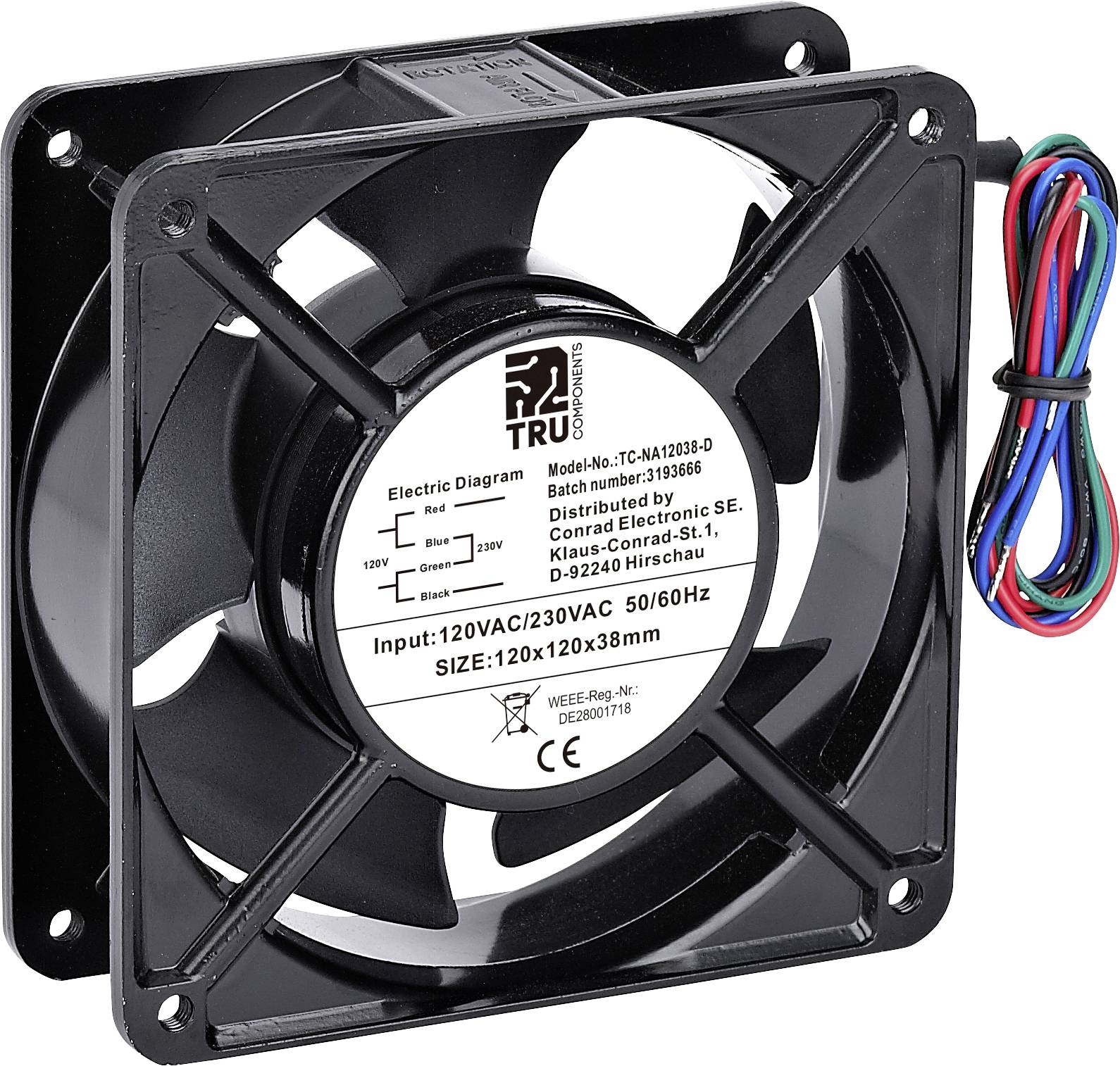 Černý ventilátor s nálepkou uprostřed, která uvádí technické specifikace jako napětí a velikost. Kabely jsou viditelné na pravé straně.