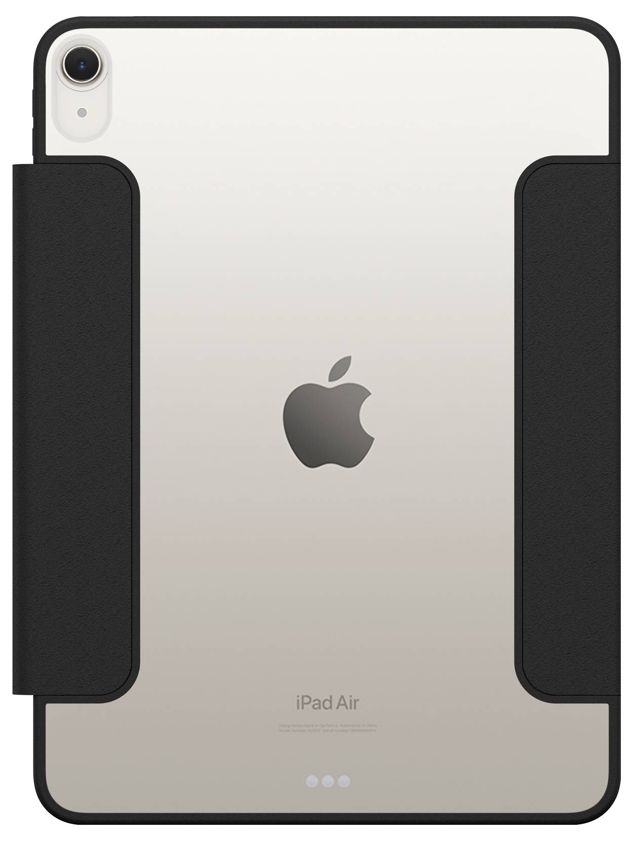 Zadní pohled na stříbrný iPad Air v černém ochranném pouzdru, zobrazující logo Apple a zadní kameru.
