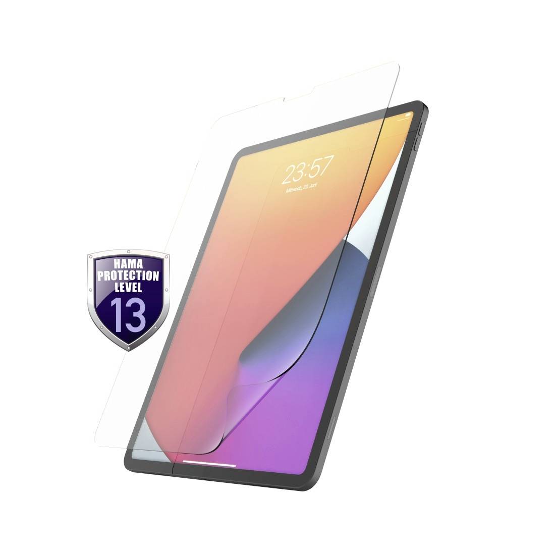 Tablet s ochranným sklem a štítkem 'Hama Protection Level 13' na displeji. Chrání před škrábanci a nárazy.