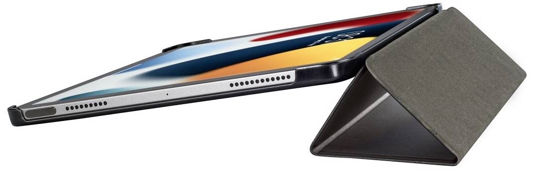 Tablet v černém pouzdře leží šikmo, vedle něj stojí složený černý stojan na tablet ve tvaru pyramidy.
