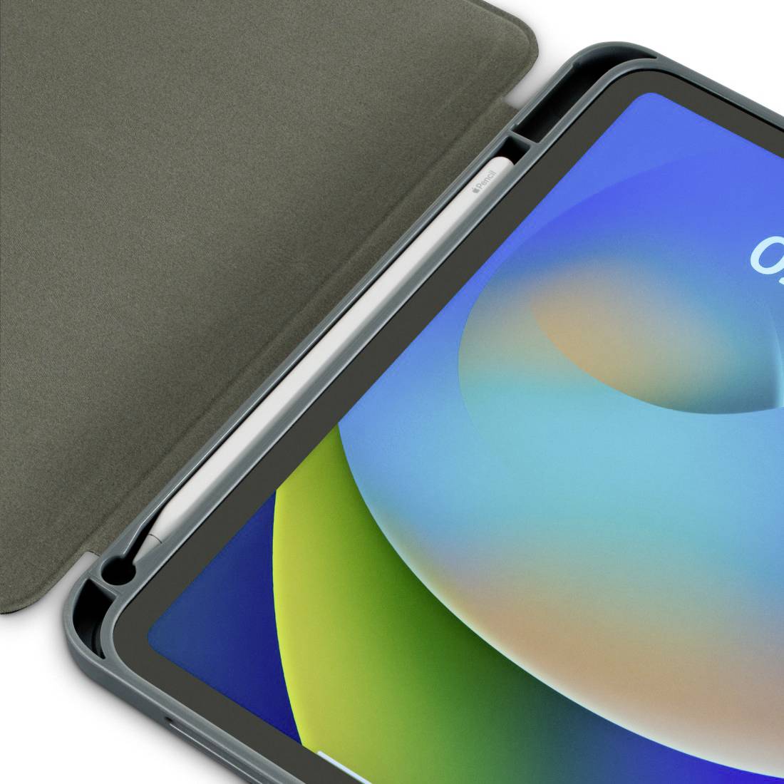 Smartphone s částečně viditelným displejem a barevným pozadím, obklopené ochranným pouzdrem.