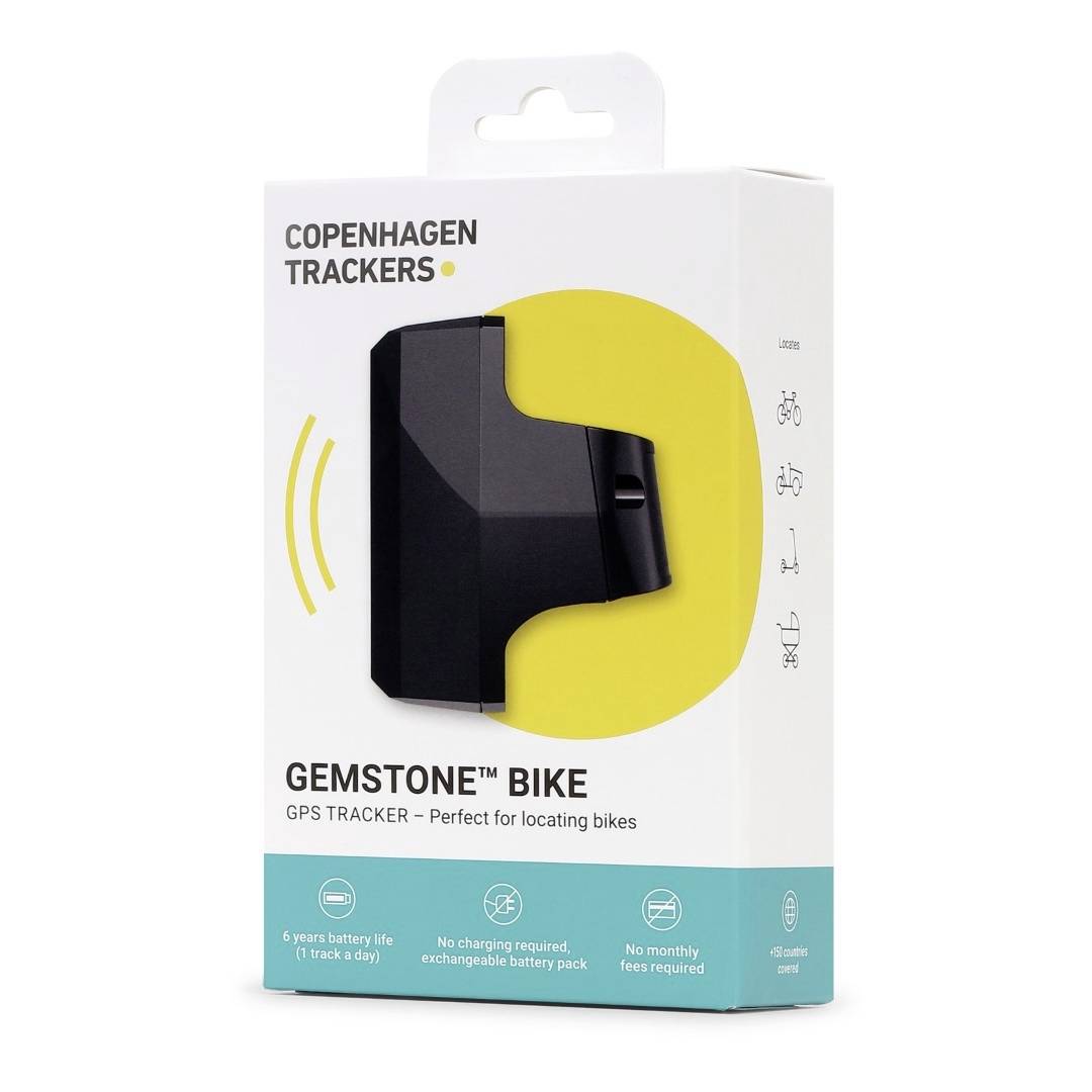 Balení GPS trackeru pro kola. Nápis: 'Copenhagen Trackers, Gemstone Bike'. Výdrž baterie 6 let.