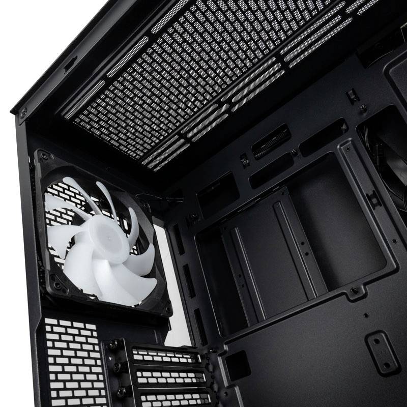 Prázdný vnitřní prostor počítačové skříně s viditelnými ventilátory a mřížkovou strukturou pro cirkulaci vzduchu. Ideální pro individuální konfigurace počítače.