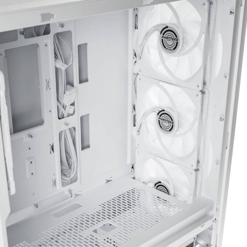 Prázdný, otevřený vnitřní prostor počítačové skříně se třemi vestavěnými ventilátory a kabely po straně. Ideální pro vlastní sestavení počítače.