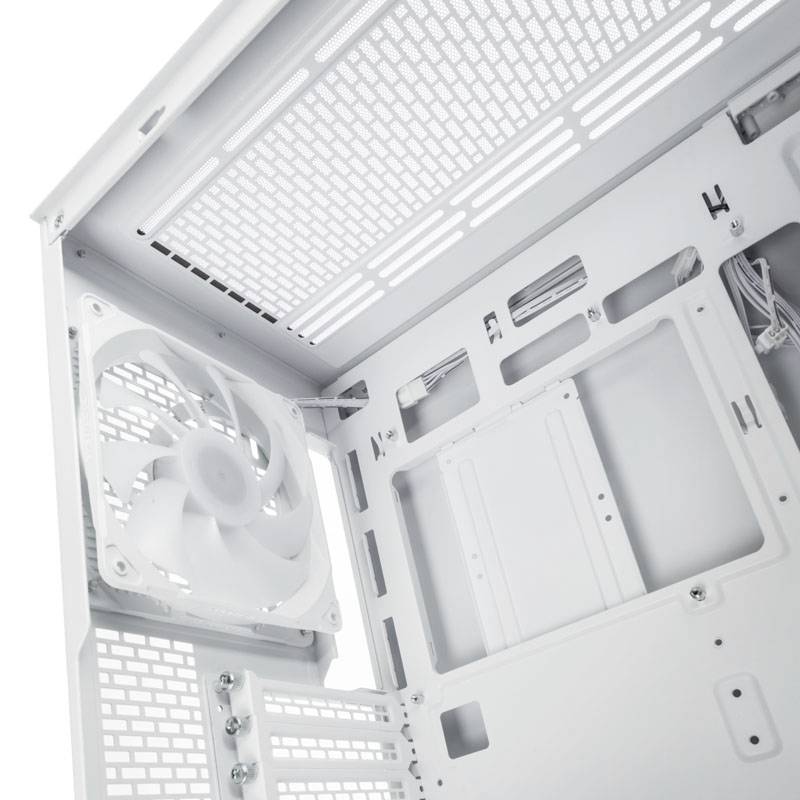 Prázdná bílá PC skříň s viditelným ventilátorem a místem pro základní desku. Jsou patrné větrací otvory a výřezy pro vedení kabeláže.