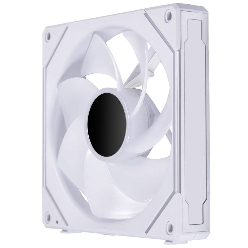 Bílý počítačový ventilátor s pěti lopatkami a čtvercovým rámem, zachycený z bočního pohledu, určený k chlazení počítačů.