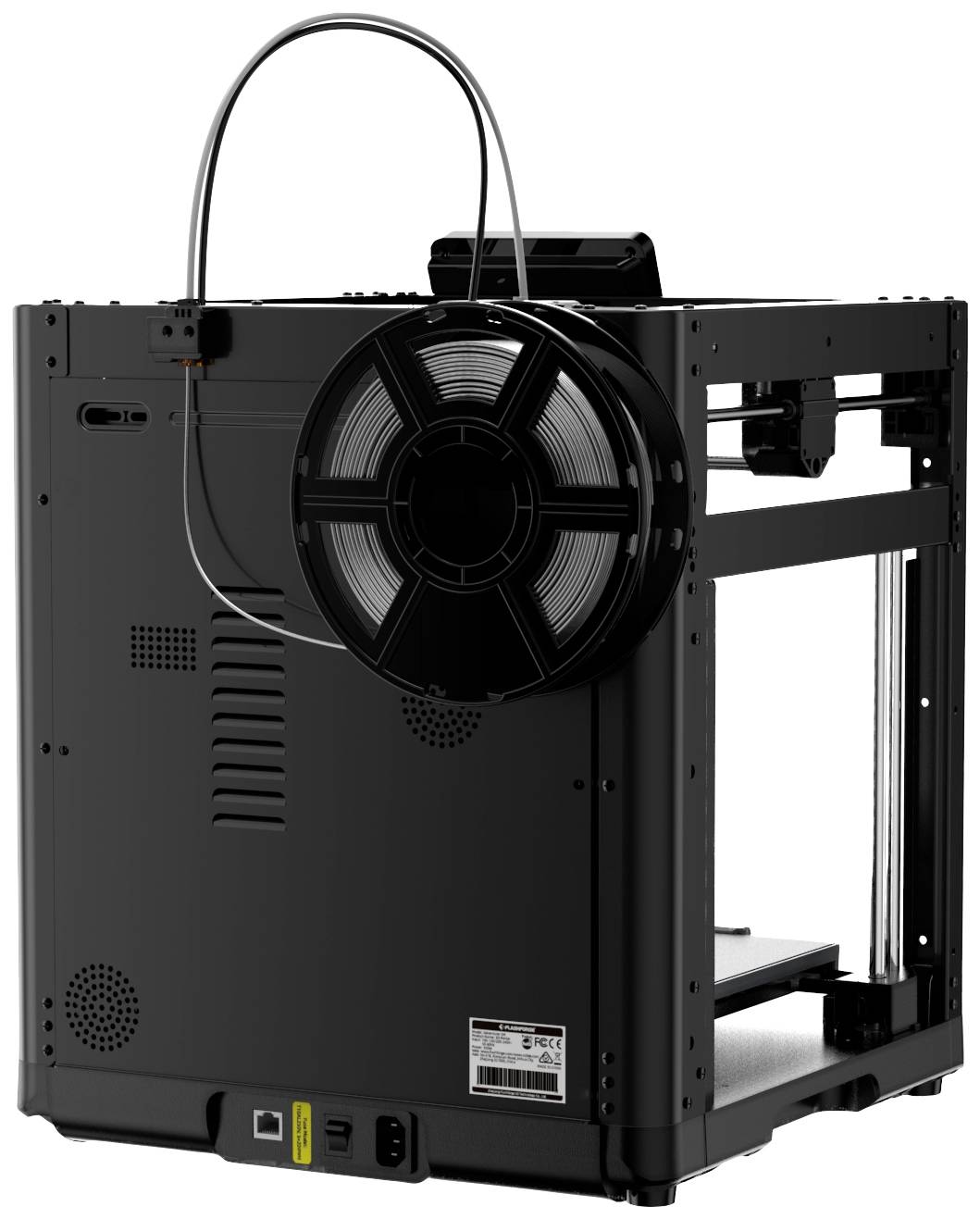 3D tiskárna s černým krytem, cívka filamentu namontovaná nahoře, pohled zezadu s kabelovými přípojkami a větracími otvory.