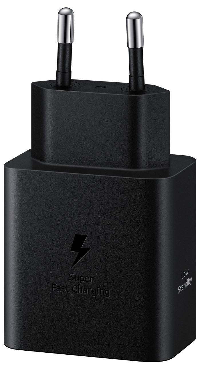 Černá nabíječka s nápisem 'Super Fast Charging'. Nahoře dva kolíky pro připojení do elektrické zásuvky.