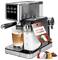 Stříbrný espresso automat s digitálním displejem, připravené latte macchiato ve skle, italská vlajka na štítku s nápisem "20 bar čerpadlo".