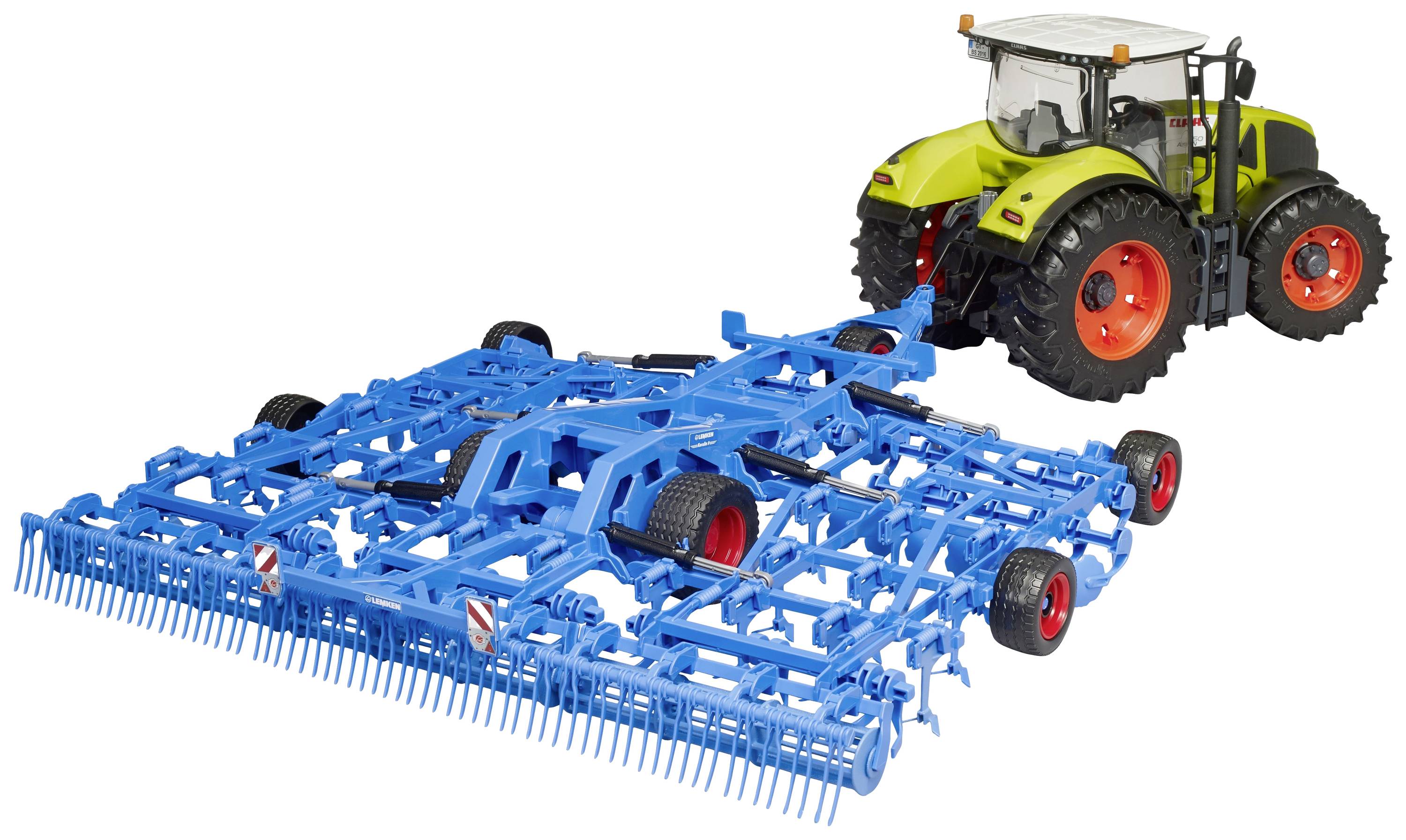 Traktor táhne velkou modrou branu přes pole, připravený k úpravě půdy a setí.
