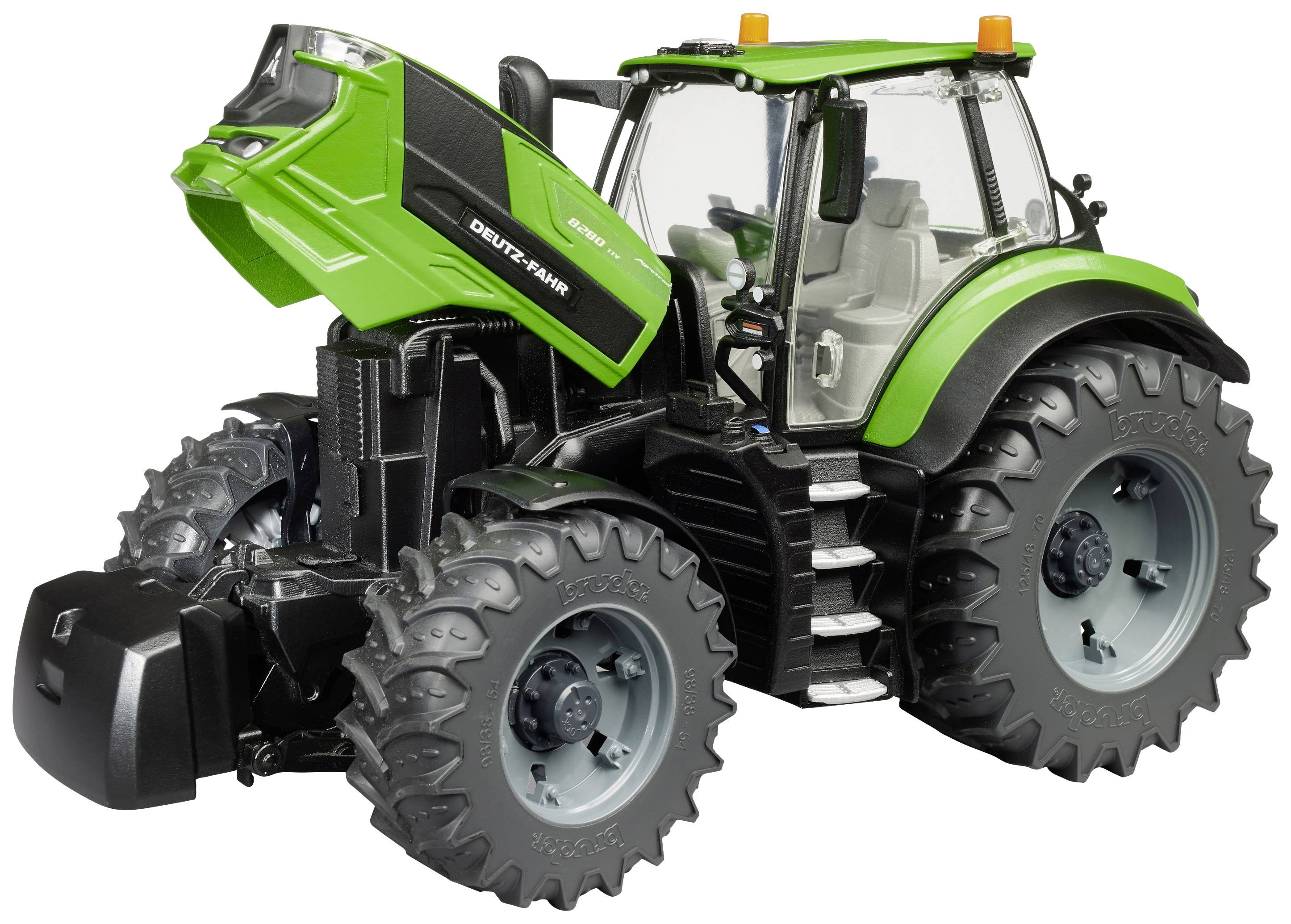 Zelený traktor s nápisem 'DEUTZ-FAHR' na přední části. Traktor má velké pneumatiky a moderní kabinu.