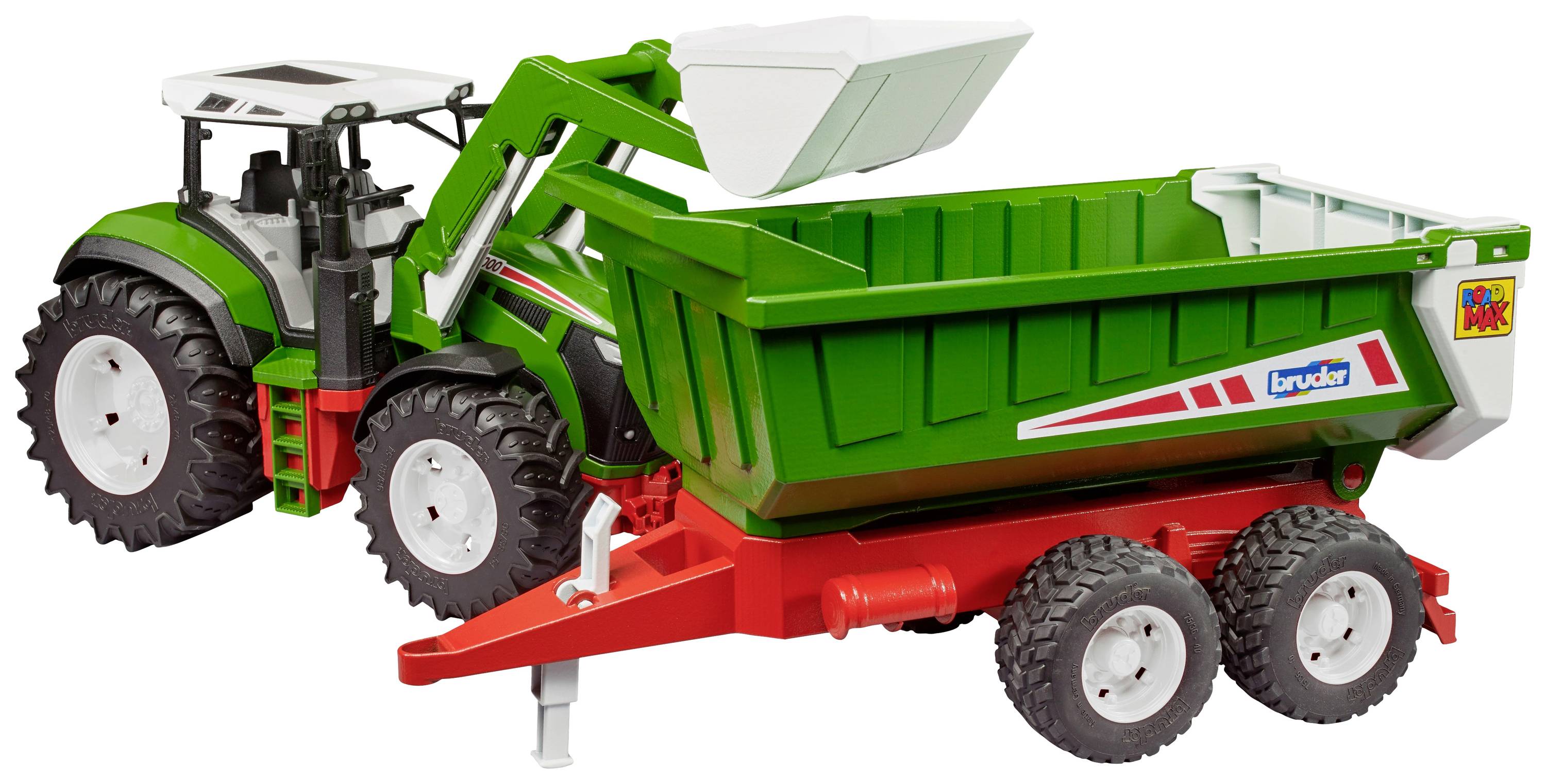 Zelený hračkový traktor s čelním nakladačem je připojený k zelenému přívěsu se čtyřmi koly.