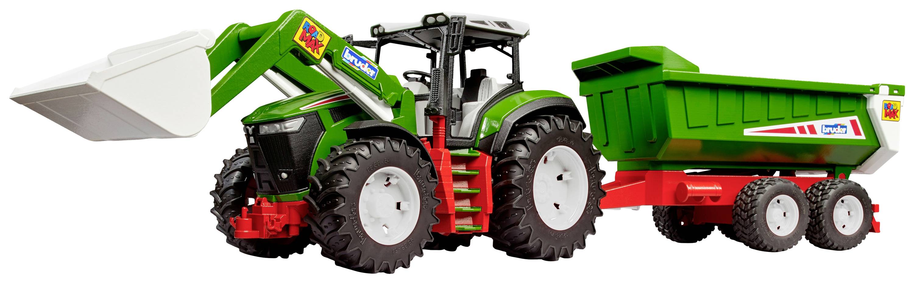 Zelený traktor s přívěsem, který má zvednutou bílou čelní lopatu. Přívěs je červeno-zelený a má dvě nápravy.