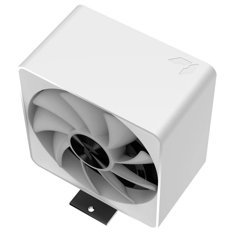 Bílý počítačový ventilátor v obdélníkovém pouzdře s velkým ventilátorem uprostřed, namontovaný na černém držáku.