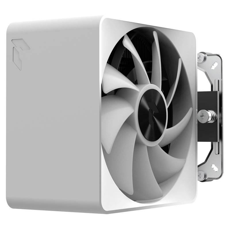 Bílý počítačový ventilátor umístěný v šasi je připevněn na nástěnném držáku. Ventilátor je natočen dopředu směrem k pozorovateli.