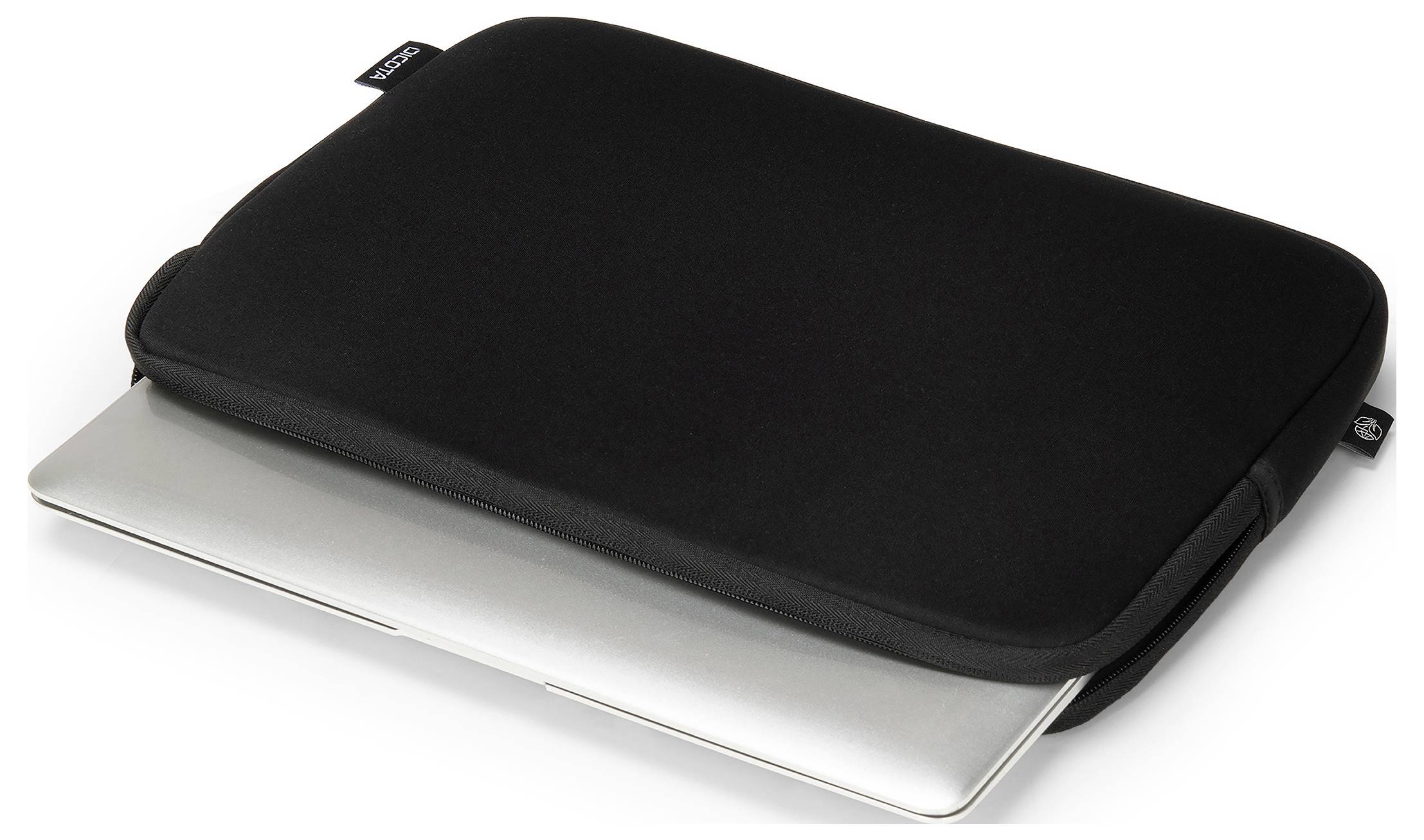 Notebook v černém ochranném obalu. Obal je lehce otevřený a chrání notebook před poškozením.