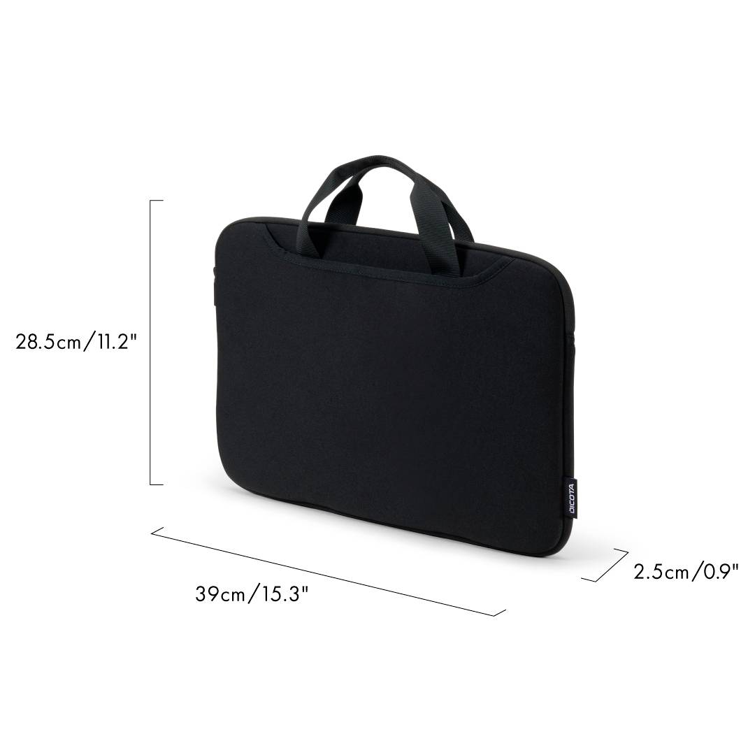 Černá brašna na notebook s rozměry: výška 28,5 cm (11,2"), šířka 39 cm (15,3"), hloubka 2,5 cm (0,9"). Se dvěma rukojetěmi.