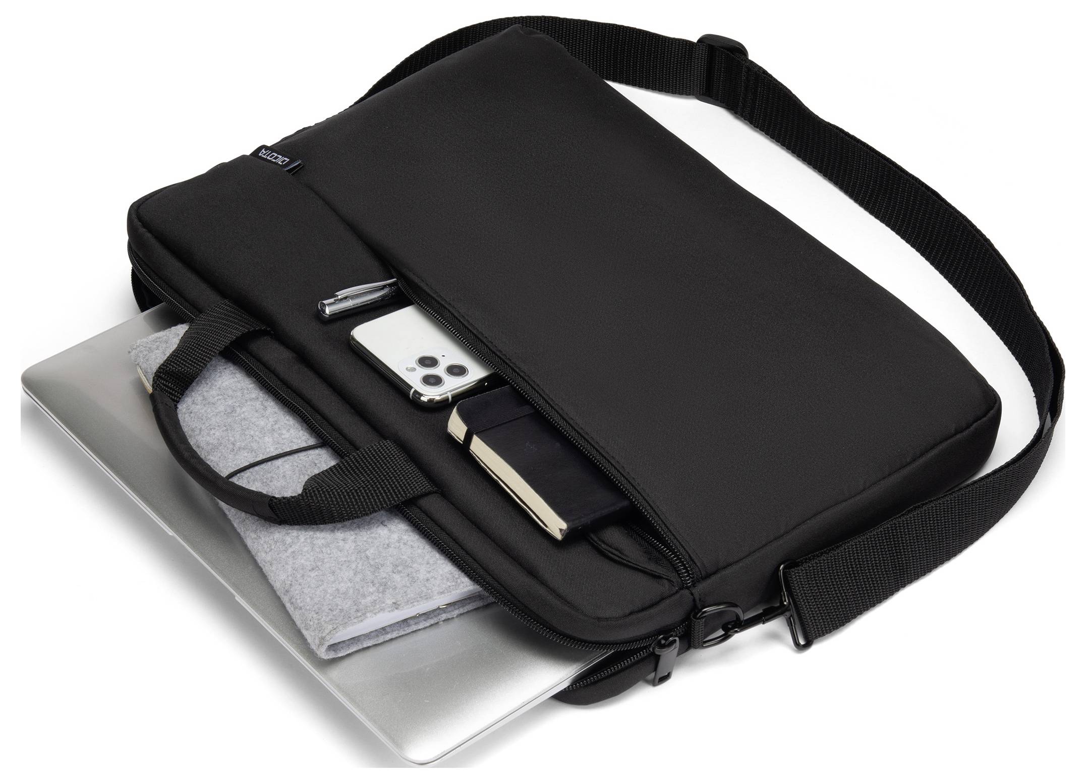Černá aktovka s ramenním popruhem, otevřená, ukazuje laptop, smartphone, notes a pero v oddělených přihrádkách.