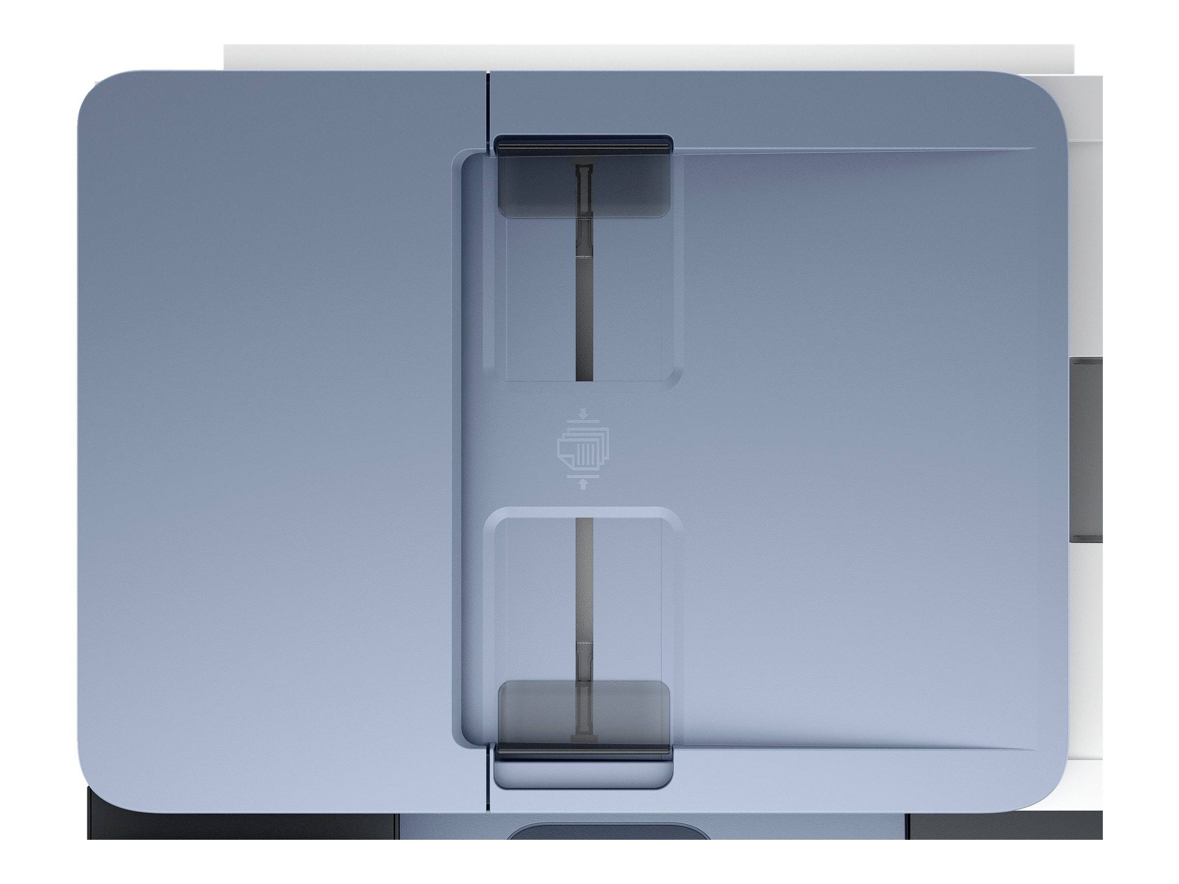 Modrá kostka s plastovým víčkem, uvnitř které se nachází malá rostlina. Design působí minimalisticky a moderně.