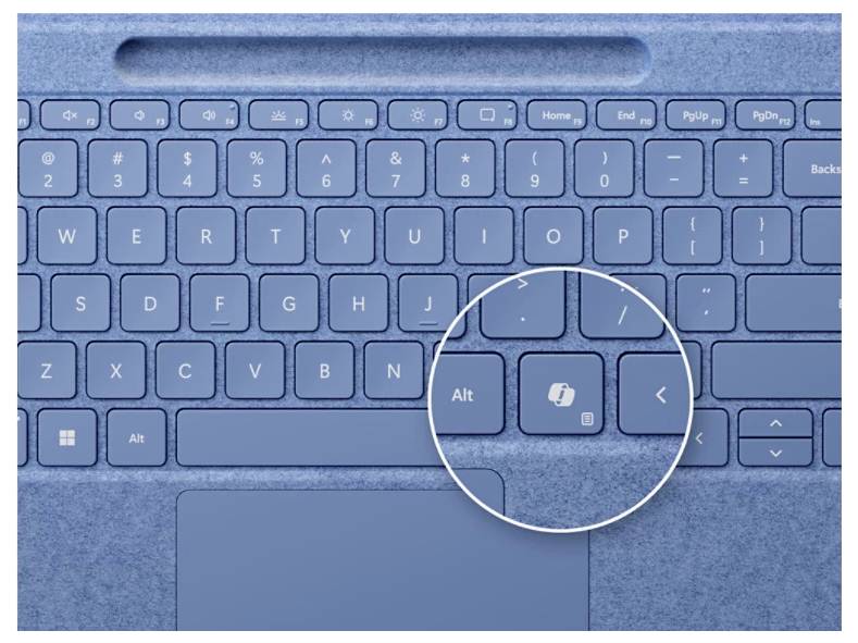 Detailní záběr modré klávesnice zvýrazňující klávesu 'Windows' vedle klávesy 'Alt'.