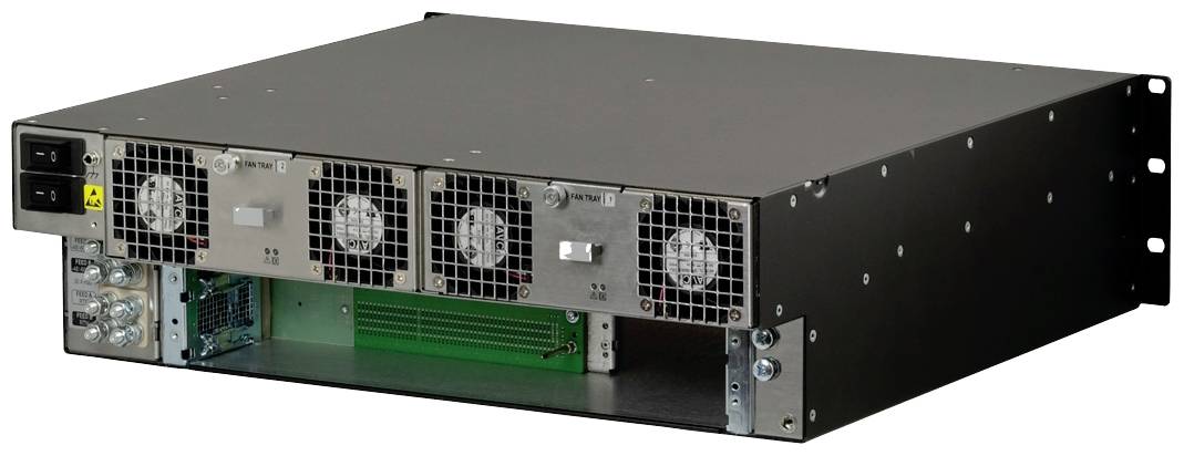 Černá serverová skříň s několika ventilátory a zásuvkami na přední straně, vhodná pro serverový nebo počítačový hardware.