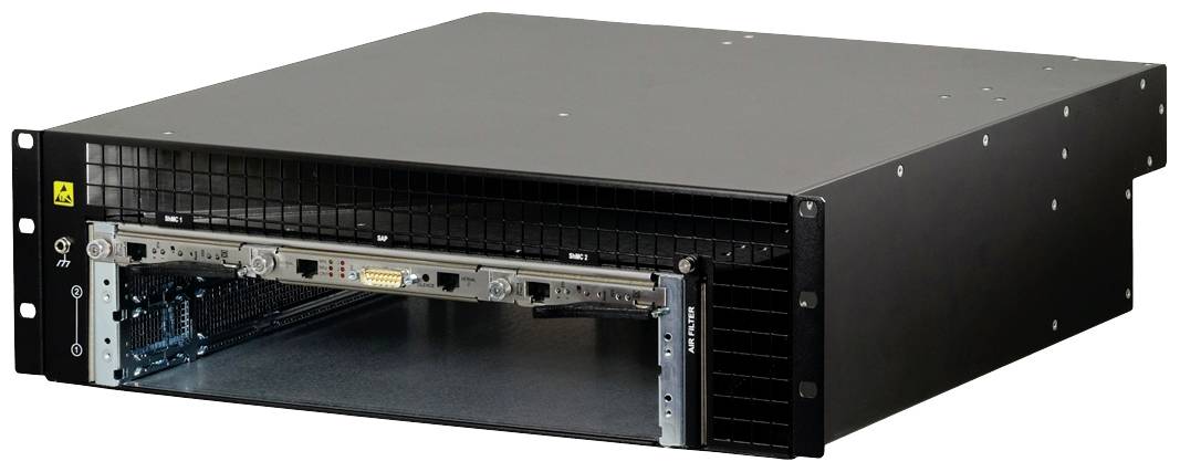 Černá serverová skříň s otevřeným předním krytem odhaluje vnitřní hardwarové komponenty.