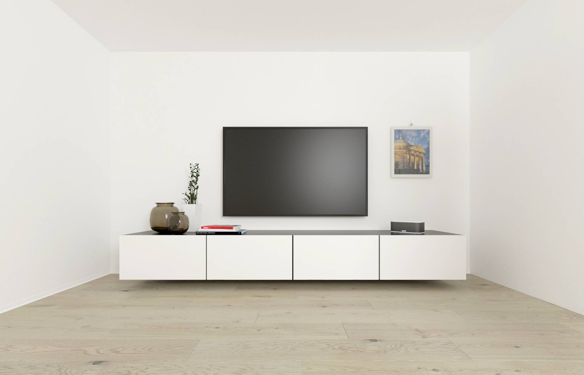 Plochý TV na stěně, pod ním bílá moderní komoda s dekorací, jako je váza a obraz na zdi.