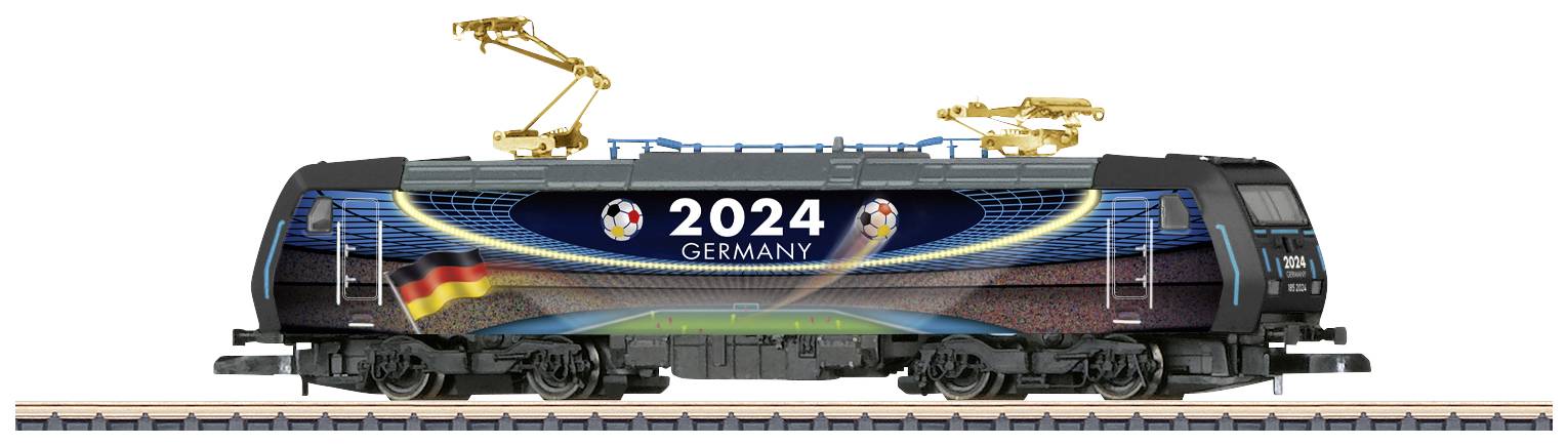 Model vláčku lokomotiva s nápisem '2024 Německo', ozdobená fotbalovými a německými motivy.