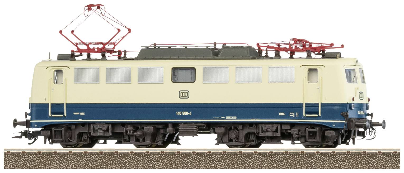 Model elektrické lokomotivy v krémové a modré barvě na kolejích. Nahoře má červené sběrače proudu a nese logo železnic.