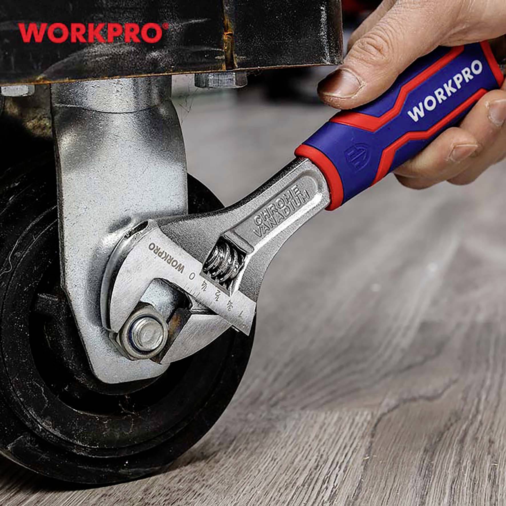 Ruka nastavuje šroubovací klíč značky 'WORKPRO' na kolíkový šroub nábytku umístěného na dřevěné podlaze.