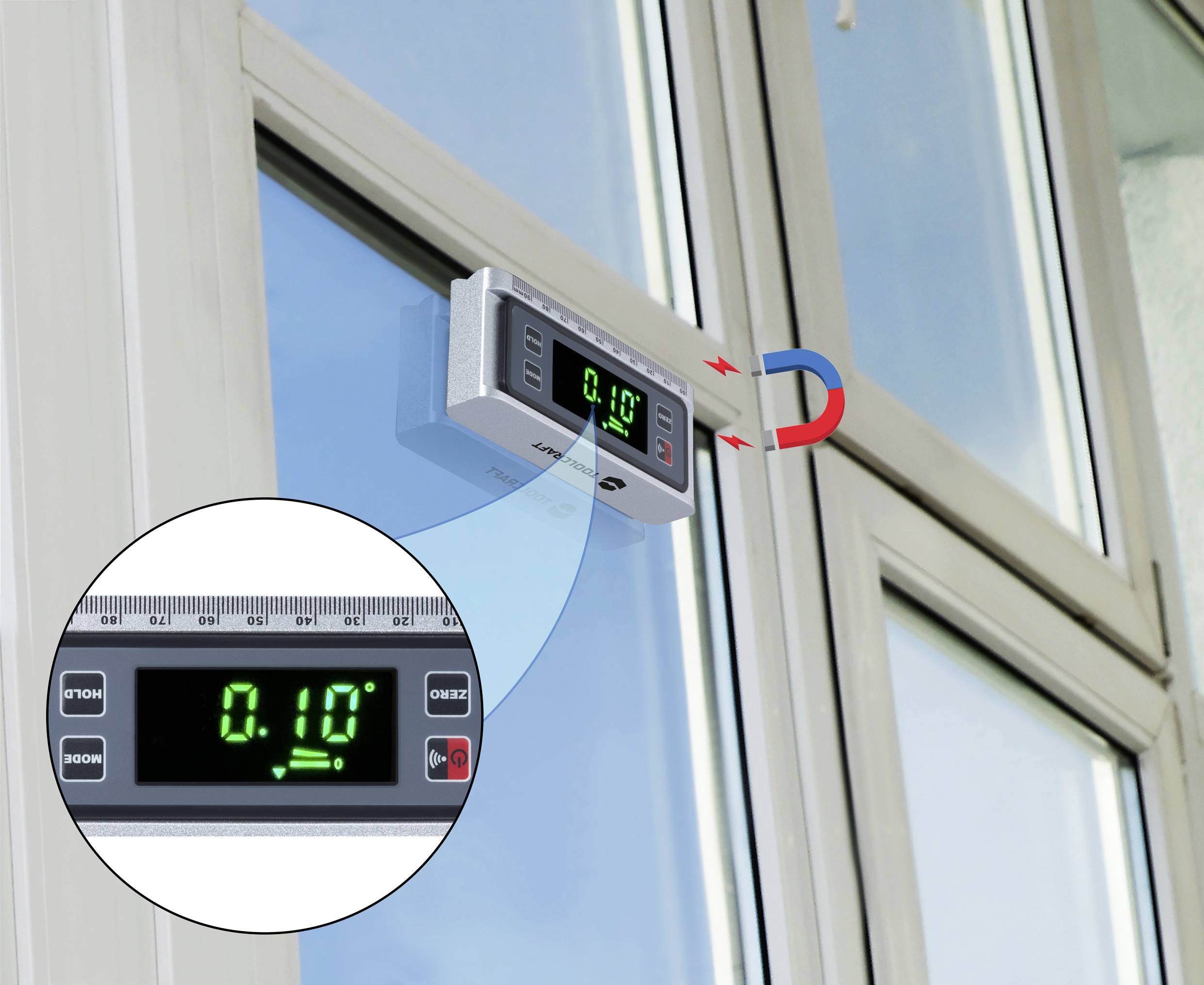 Digitální úhloměr ukazuje '0,10°' a je namontován na okenním rámu, aby změřil náklon okna.