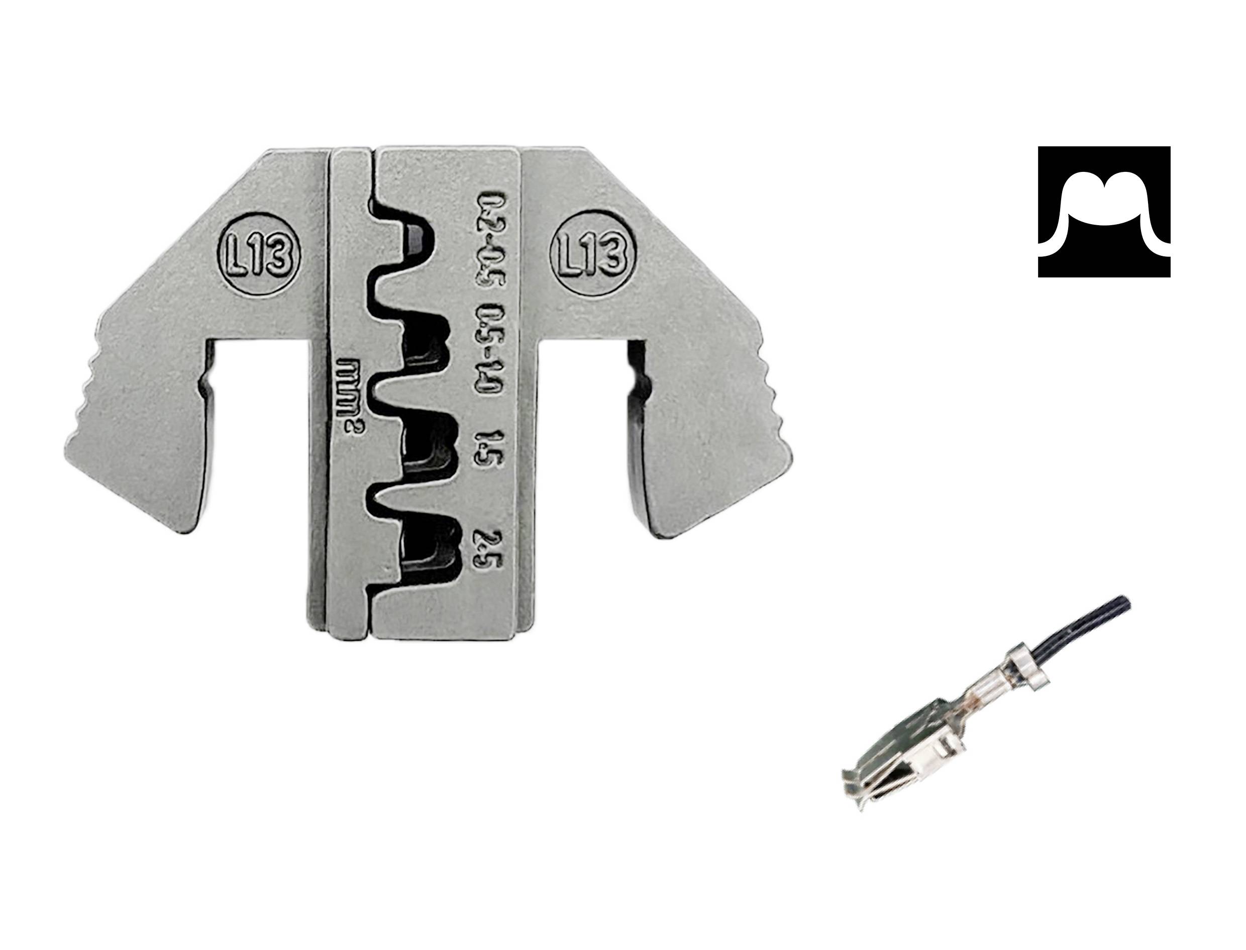 Stříbrné krimpovací kleště a kabel s kovovým konektorem jsou zde vyobrazeny. Nahoře vpravo je k vidění stylizovaný symbol s knírem.