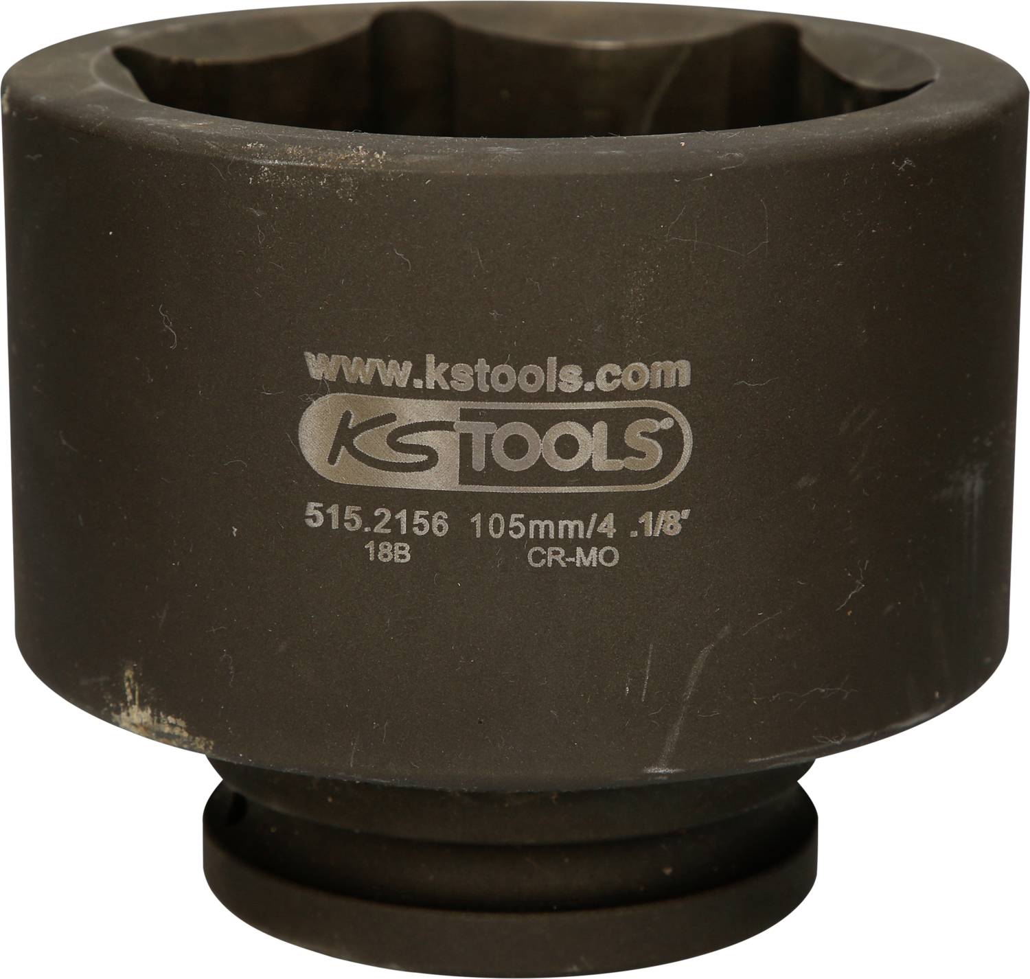 Velký válcovitý nástrčný klíč od KS Tools, velikost 105 mm, na hnědém pozadí. Text na povrchu zobrazuje detaily produktu.