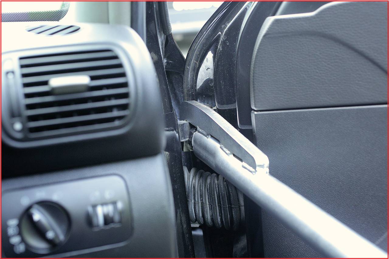 Bezpečnostní zařízení v automobilu chránící před krádeží, které blokuje dveře řidiče. Je vidět vnitřní část vozu a zámek dveří.