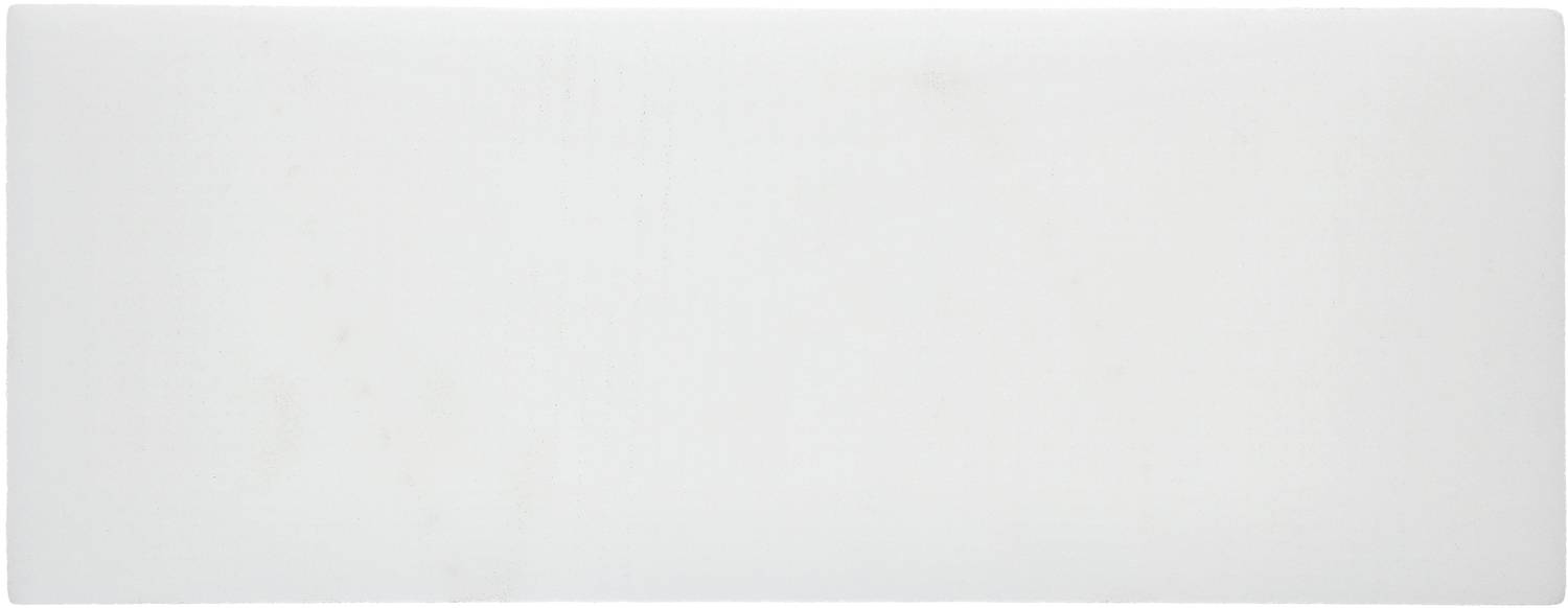 Obdélníkový, bílý objekt bez rozpoznatelných znaků nebo textur, pravděpodobně prázdná tabule nebo plátno.