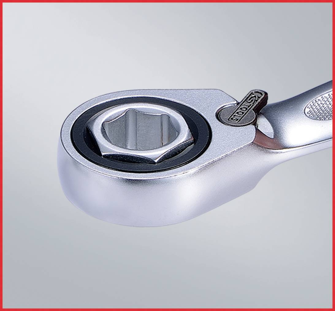 Stříbrná ráčna s kulatým pouzdrem a ergonomickým držadlem, vhodná pro utahování a povolování šroubů a matic.