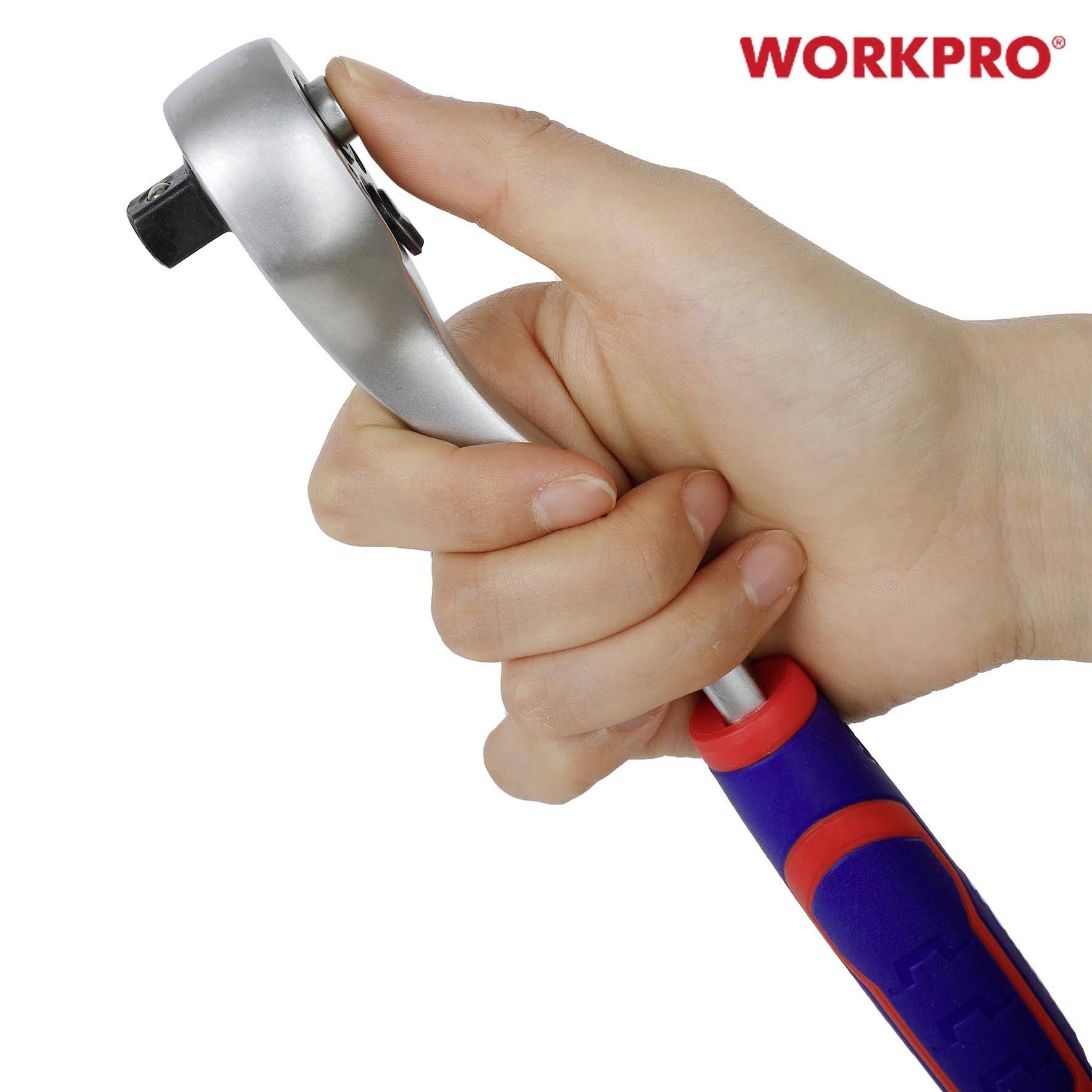 Jedna ruka drží ráčnový klíč s modro-červenou rukojetí. Nahoře vpravo je vidět logo 'WORKPRO®'.