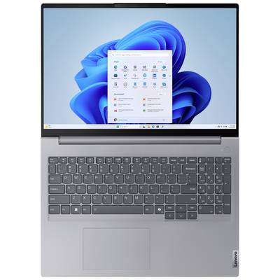 Laptop s otevřeným displejem zobrazuje úvodní obrazovku Windows s dlaždicemi a ikonami. Klávesnice a touchpad jsou viditelné.