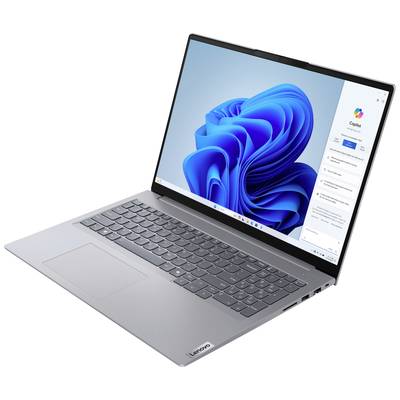 Stříbrný notebook s otevřenou obrazovkou, na které běží Windows 11. Klávesnice a touchpad jsou viditelné.