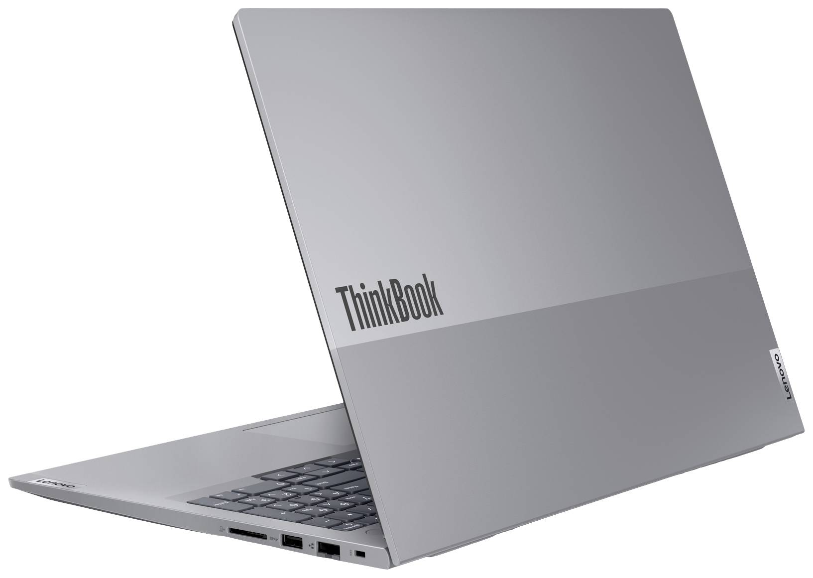 Stříbrný notebook s nápisem 'ThinkBook' na víku. Je částečně otevřený, jsou vidět klávesnice a konektory.