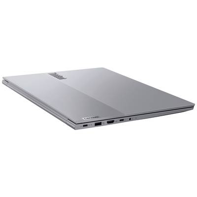 Uzavřený stříbrný notebook s logem Lenovo, zobrazující konektory na boku, jako jsou HDMI, USB a konektor pro sluchátka.