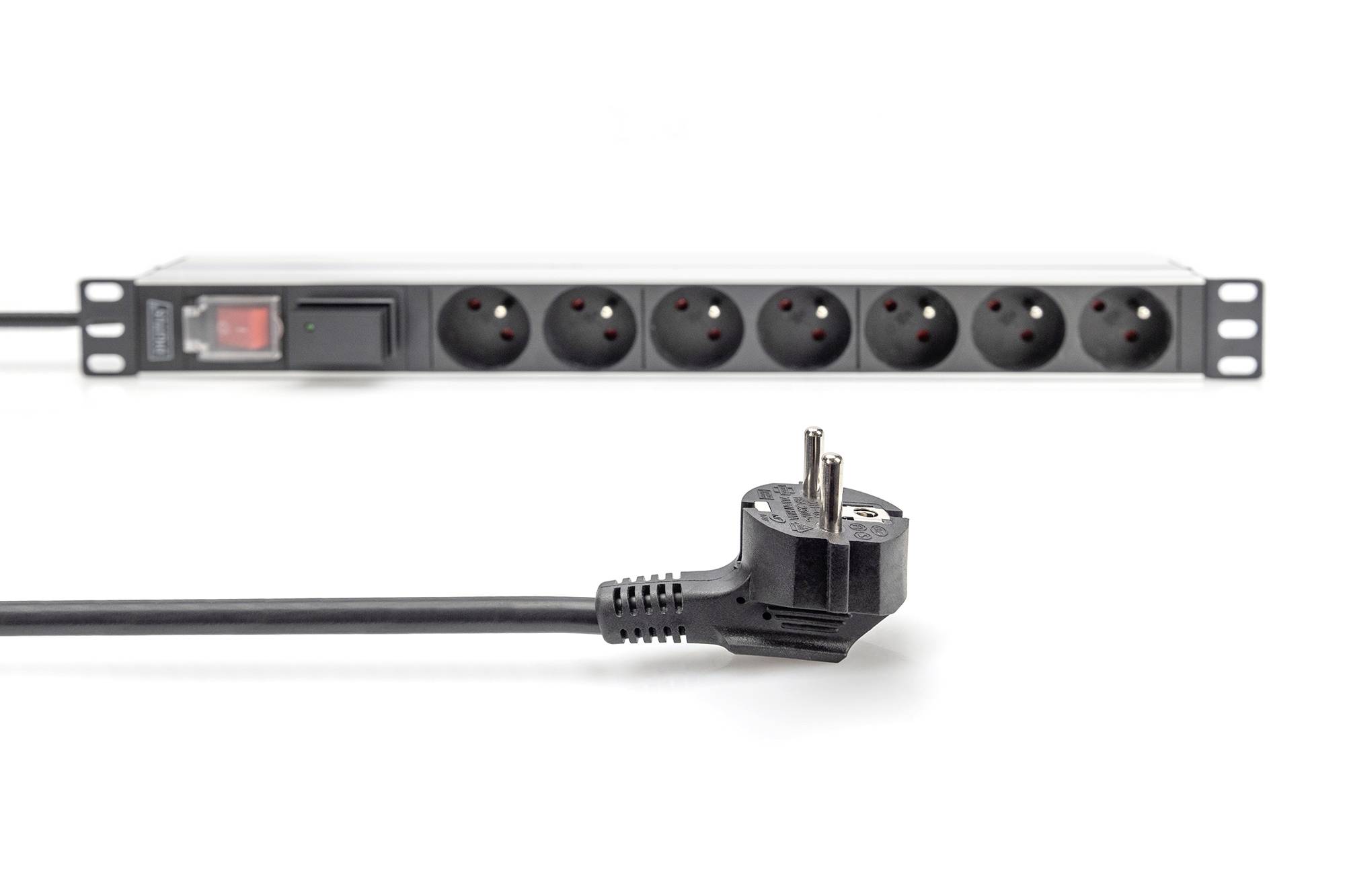 Prodlužovací kabel se šesti zásuvkami a síťovou zástrčkou v popředí. Vypínač zapnuto/vypnuto je umístěn vlevo na liště.