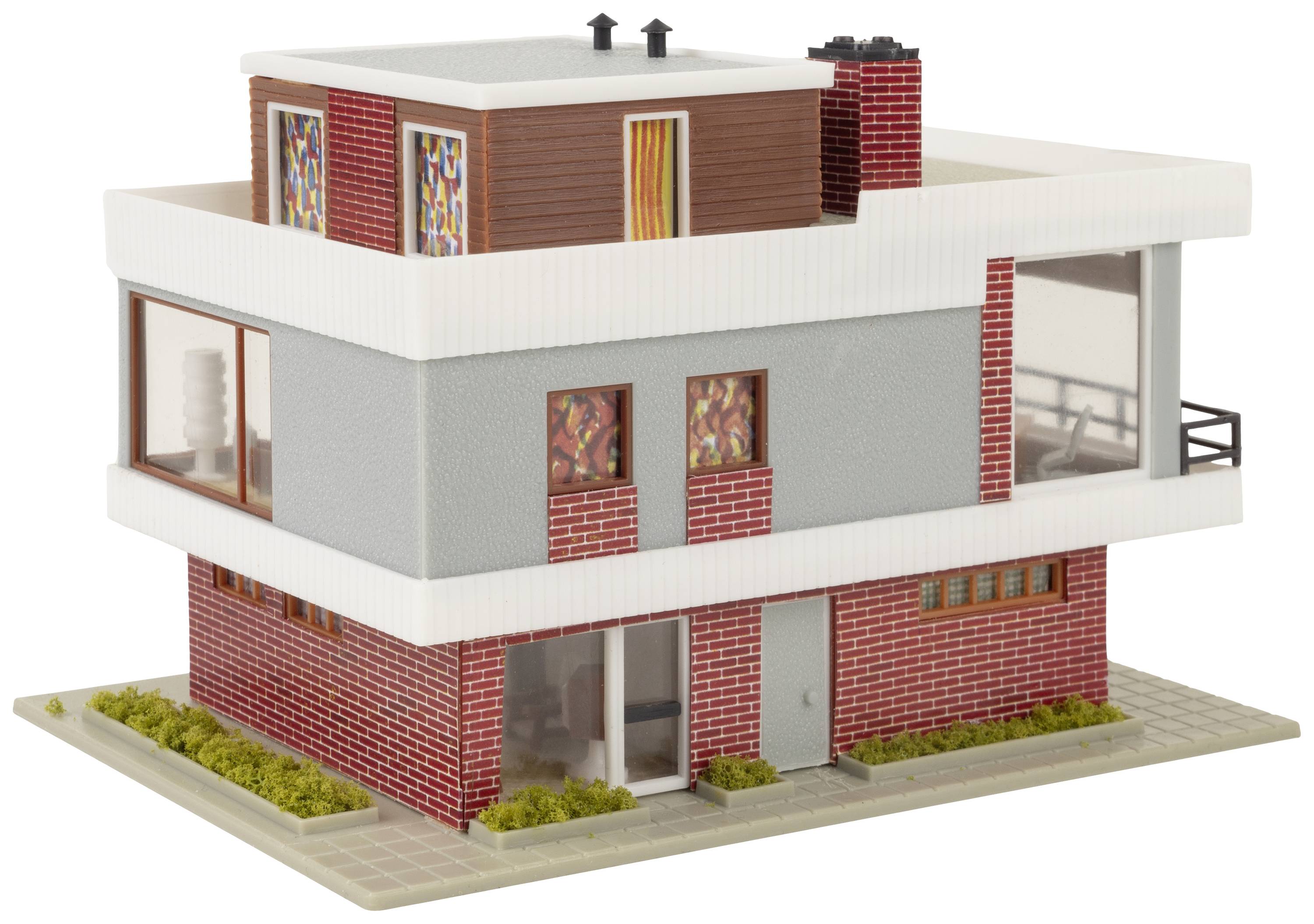 Dvoupatrový modelový dům v moderním stylu s plochou střechou. Má červené cihlové stěny v přízemí a velké okenní plochy.