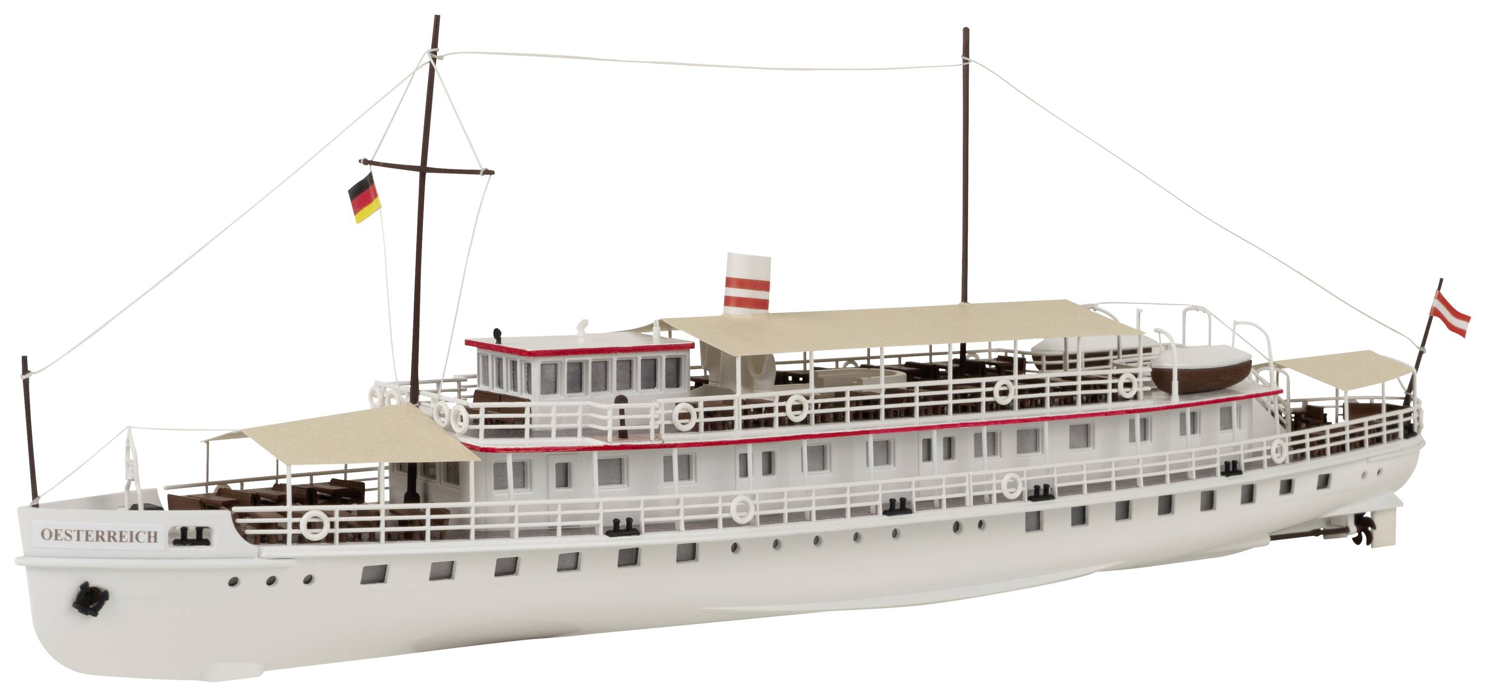 Model historické parní lodi s německou vlajkou na přídi. Loď má dvě paluby, záchranné kruhy a komín.