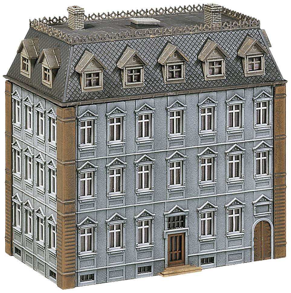 Vícepatrová modelová budova s šedou fasádou a mnoha okny; architektonické detaily na střeše a fasádě jsou zřetelné.