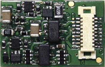 Elektronická deska plošných spojů s různými mikročipy a bílou zástrčkou; zobrazuje komplexní uspořádání elektrických obvodů.