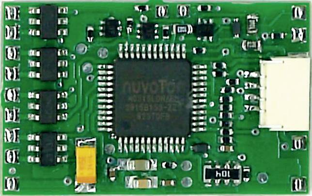 Zelená elektronická deska s centrálním mikročipem, obklopená malými elektronickými komponenty a stříbrnými konektory.